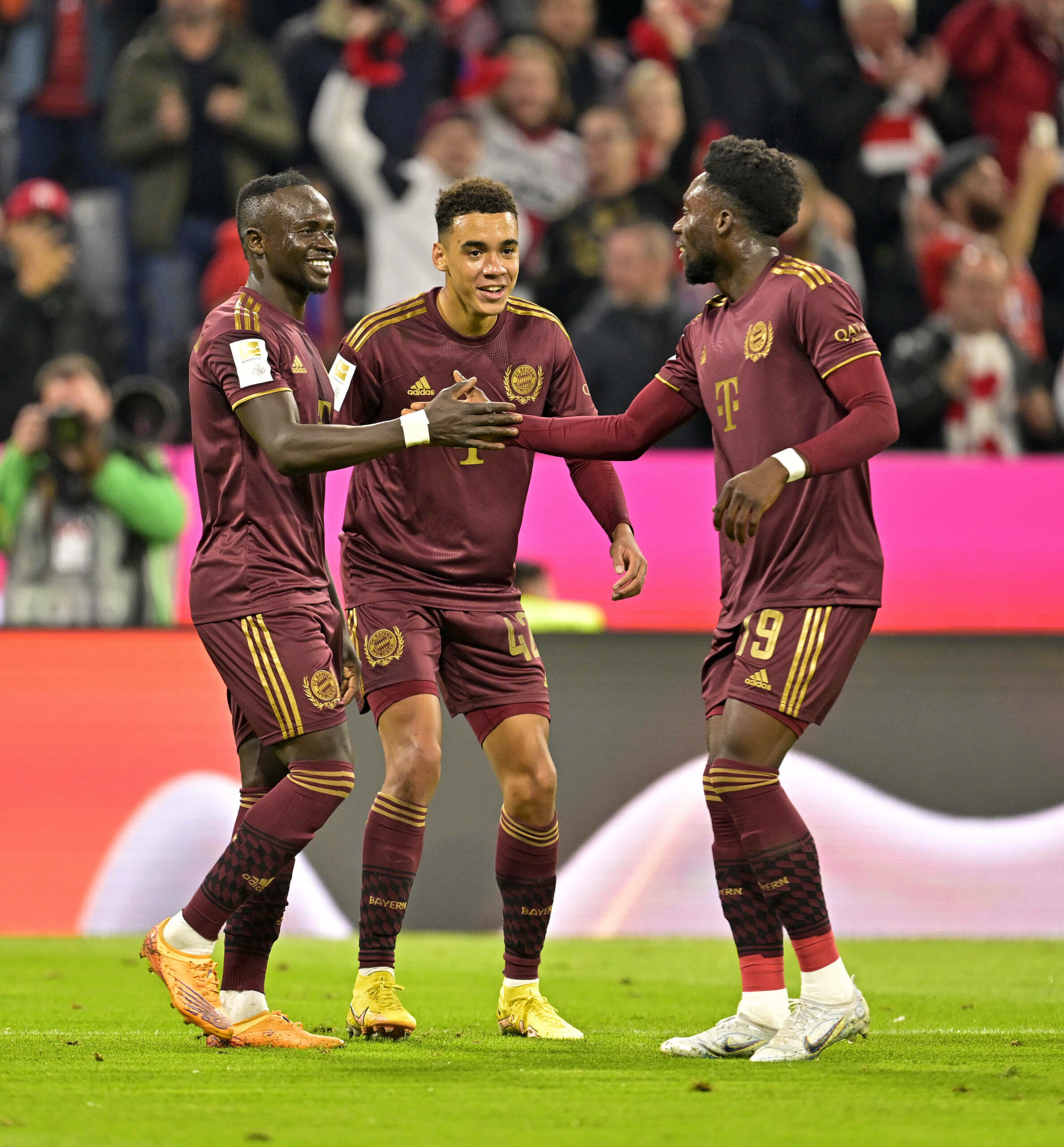 Hatten reichlich Grund zur Freude: Sadio Mané, Jamal Musiala und Alphonso Davies (v.l.) und die Bayern schossen sich aus der Krise.