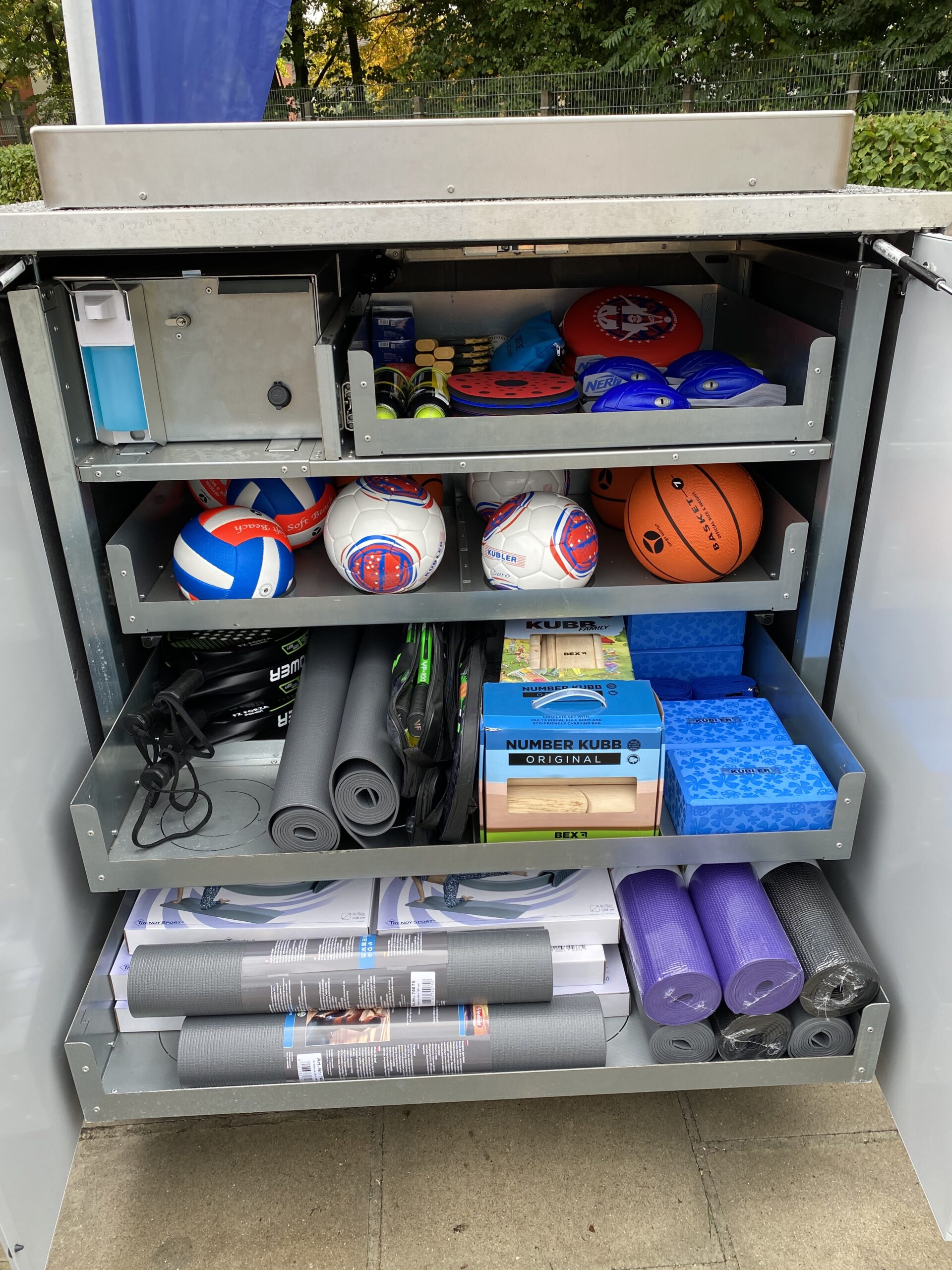 Sportbox geöffnet mit diversen Geräten.