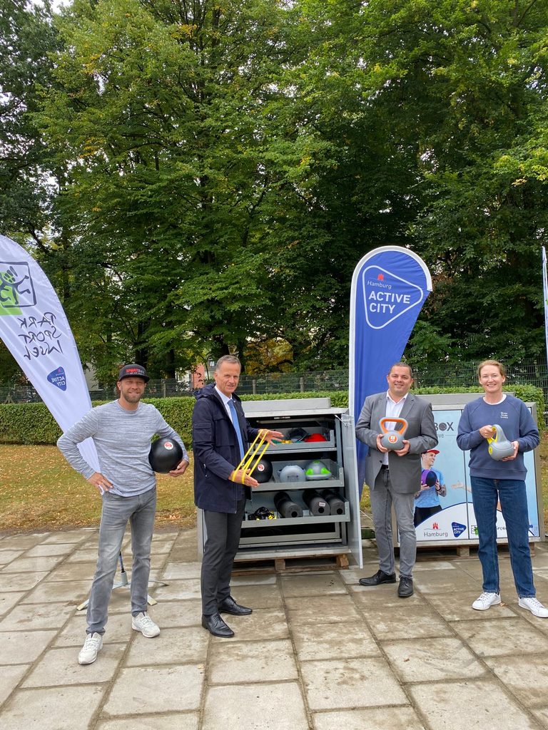 Vor einer neuen Sportbox stehen Timo Wozniak (Team Sportbox), Sportstaatsrat Christoph Holstein, Bezirksamtslleiter Ralf Neubauer und Nina Stahmer, Geschäftshührererin ParksportInsel e.V.