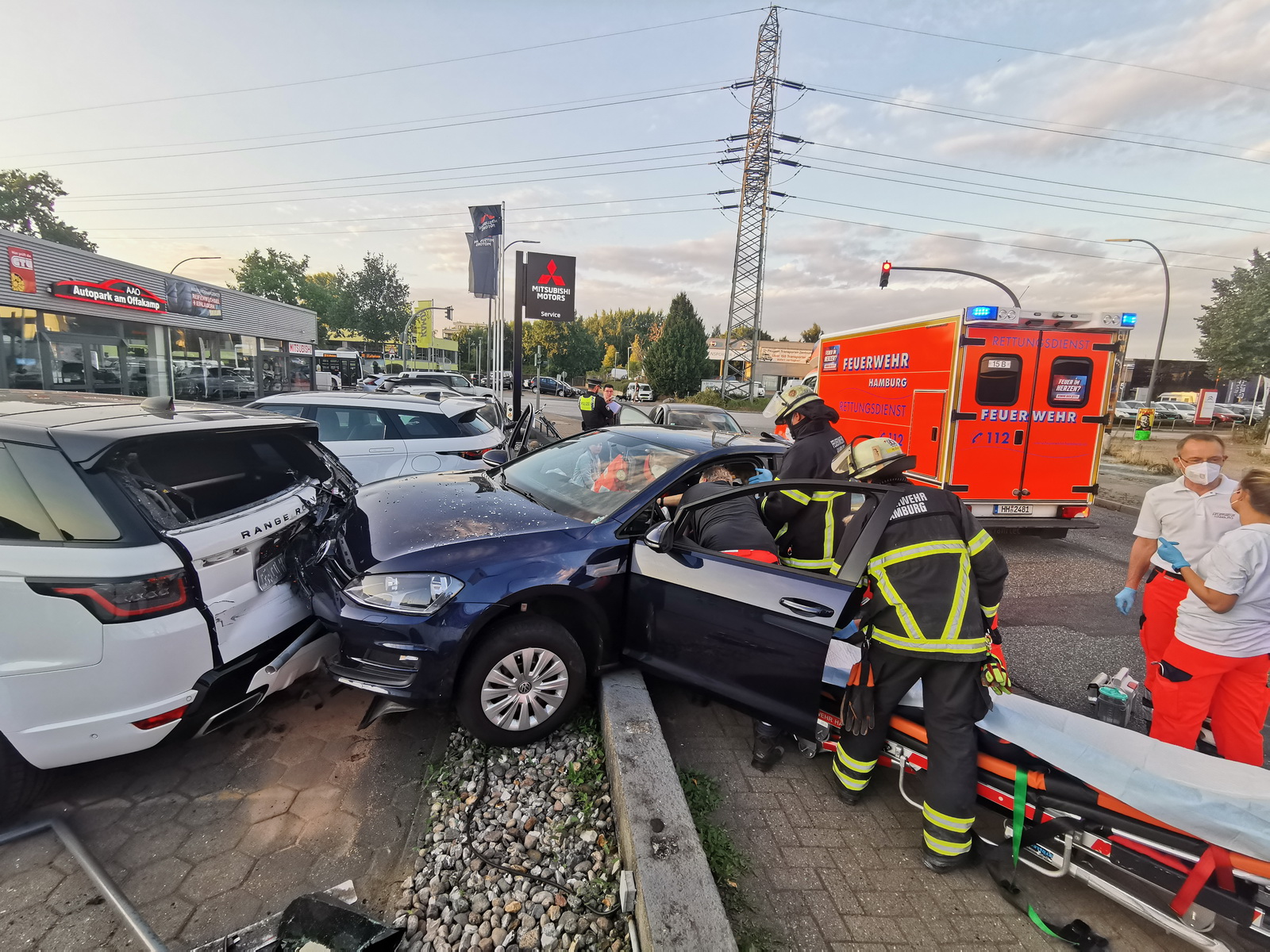 Unfall in Lokstedt: Wegen eines epileptischen Anfalls raste eine Autofahrerin in einen Neuwagen.