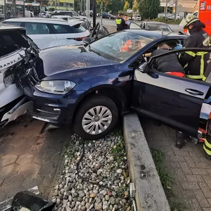 Unfall in Lokstedt: Wegen eines epileptischen Anfalls raste eine Autofahrerin in einen Neuwagen.