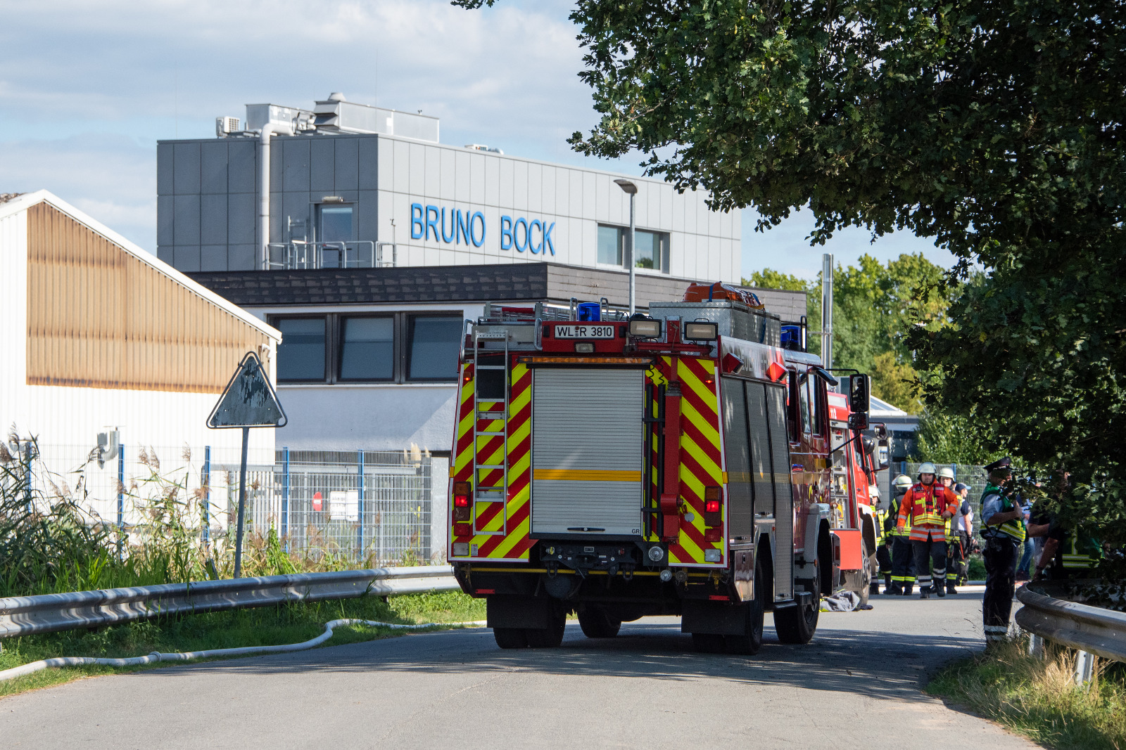 Ein Feuerwehrauto steht vor der Chemischen Fabrik Bruno Bock.