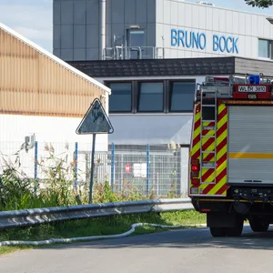 Ein Feuerwehrauto steht vor der Chemischen Fabrik Bruno Bock.