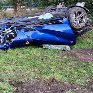 Das Ferrari-Wrack auf der Grünfläche neben der A23.