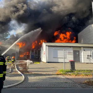 Großbrand im Marienthal: Eine Autowerkstatt fing am frühen Mittwochabend Feuer.