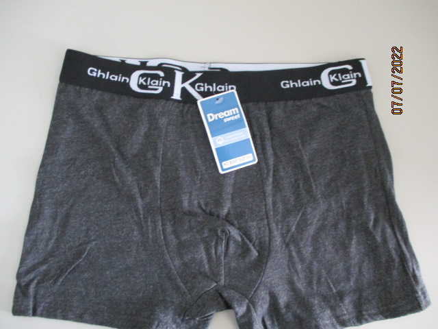 Eine Unterhose für Männer mit dem Aufdruck „Ghlain Klain“ in Anlehnung an Calvin Klein