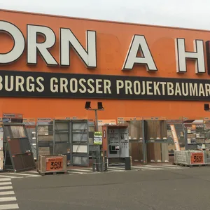 Da fehlt was: Der Schriftzug des Hornbach in Eidelstedt.