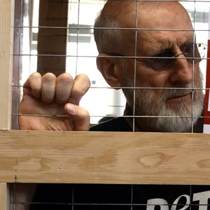 James Cromwell steht in einem Käfig, während er mit PETA am Flughafen von Los Angeles gegen Tiertransporte protestiert. (Archivbild)