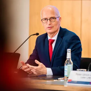 Tschentscher spricht auf einer Pressekonferenz