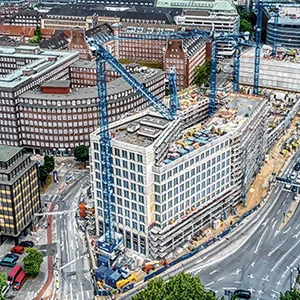 Luftbild des Johann Kontors am Klosterwall (Altstadt). Im Hintergrund rechts der Hauptbahnhof.