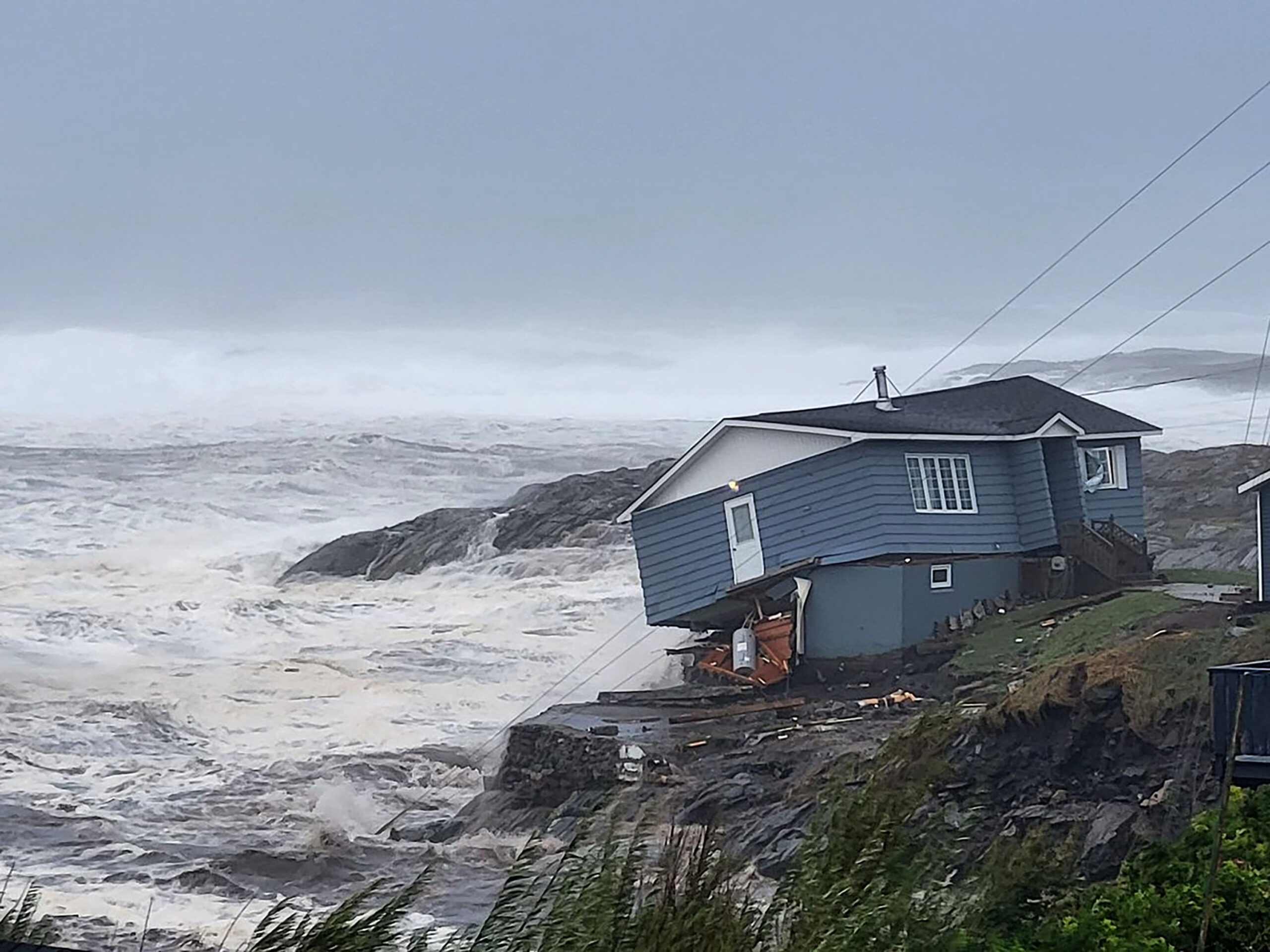 Der Tropensturm „Fiona“ droht ein Haus in Port aux Basques, Neufundland und Labrador, ins Meer zu reißen.