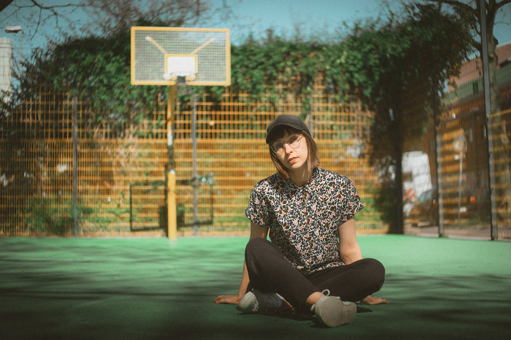 Liza Ohm sitzt auf einem Basketballfeld