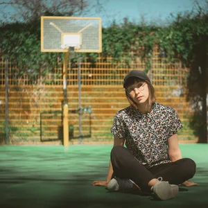 Liza Ohm sitzt auf einem Basketballfeld