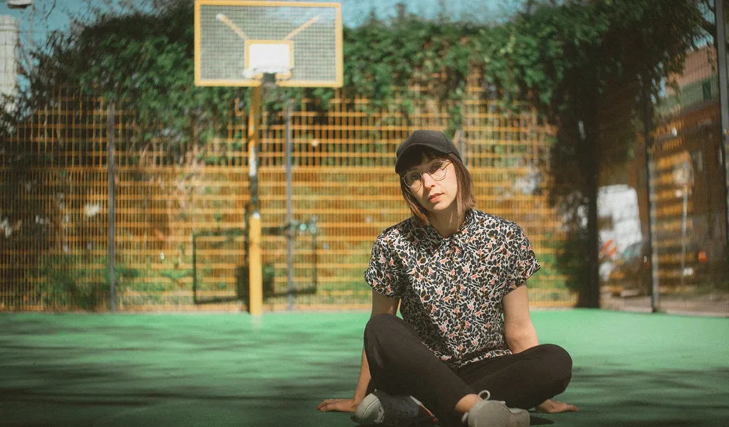 Liza Ohm sitzt auf einem Basketballfeld