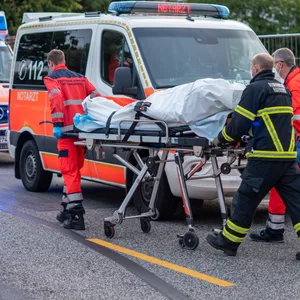 Die Rettungskräfte konnten aber nur noch den Tod des Mannes feststellen.