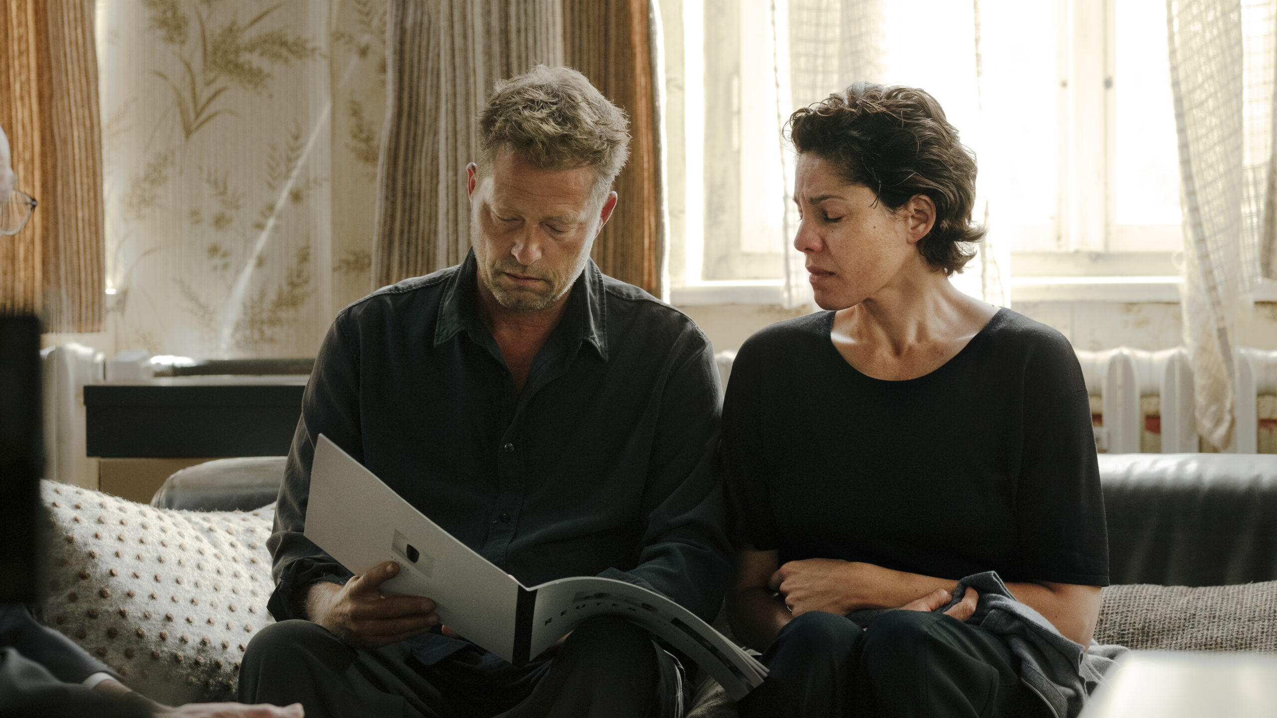 In „Lieber Kurt“ spielt Til Schweiger einen Vater, der seinen Sohn verliert. Jasmin Gerat verkörpert die von ihm getrennt lebende Mutter.