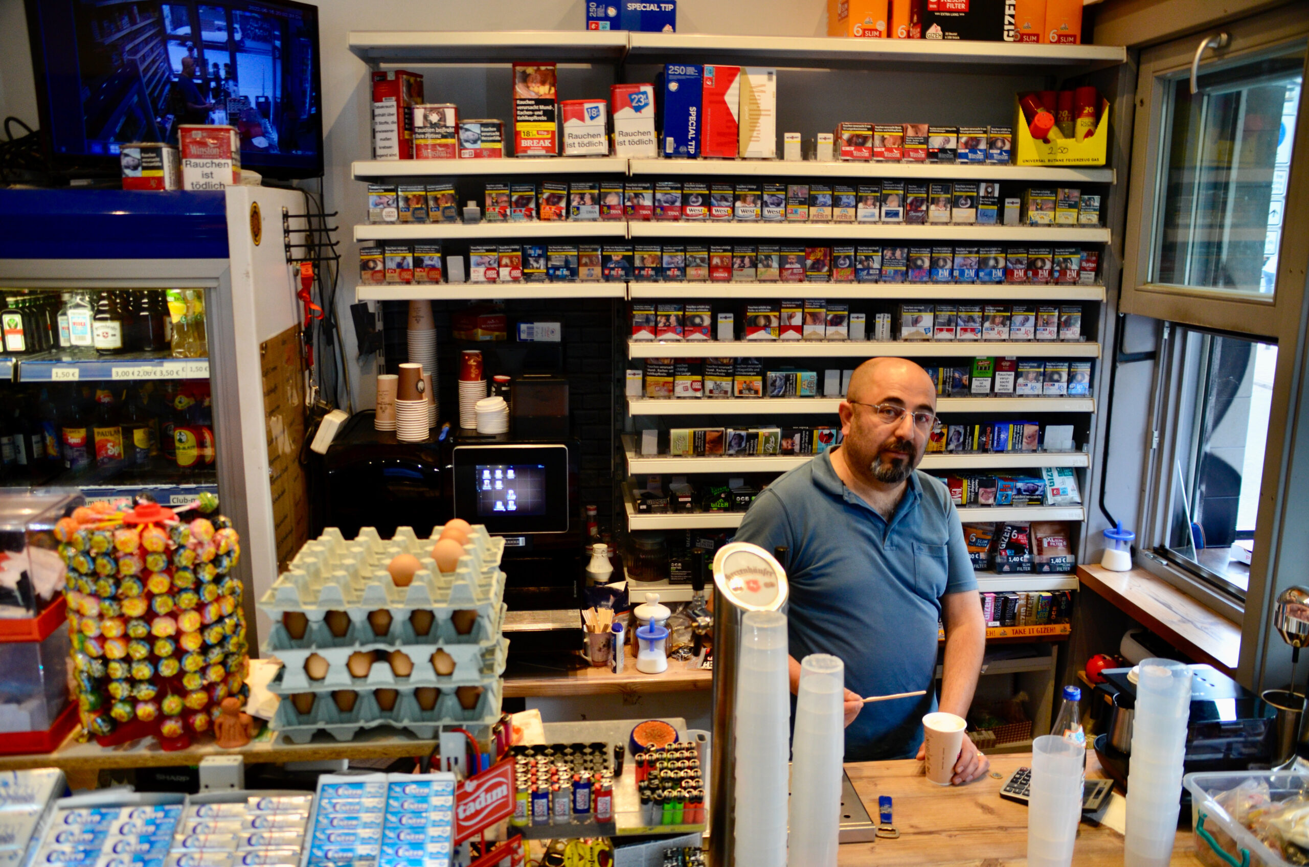 Hier gibt's Bier vom Fass - und wer Eier braucht, wird auch fündig: Hüseyin Yilmaz in seinem Kiosk an der Kochstraße.