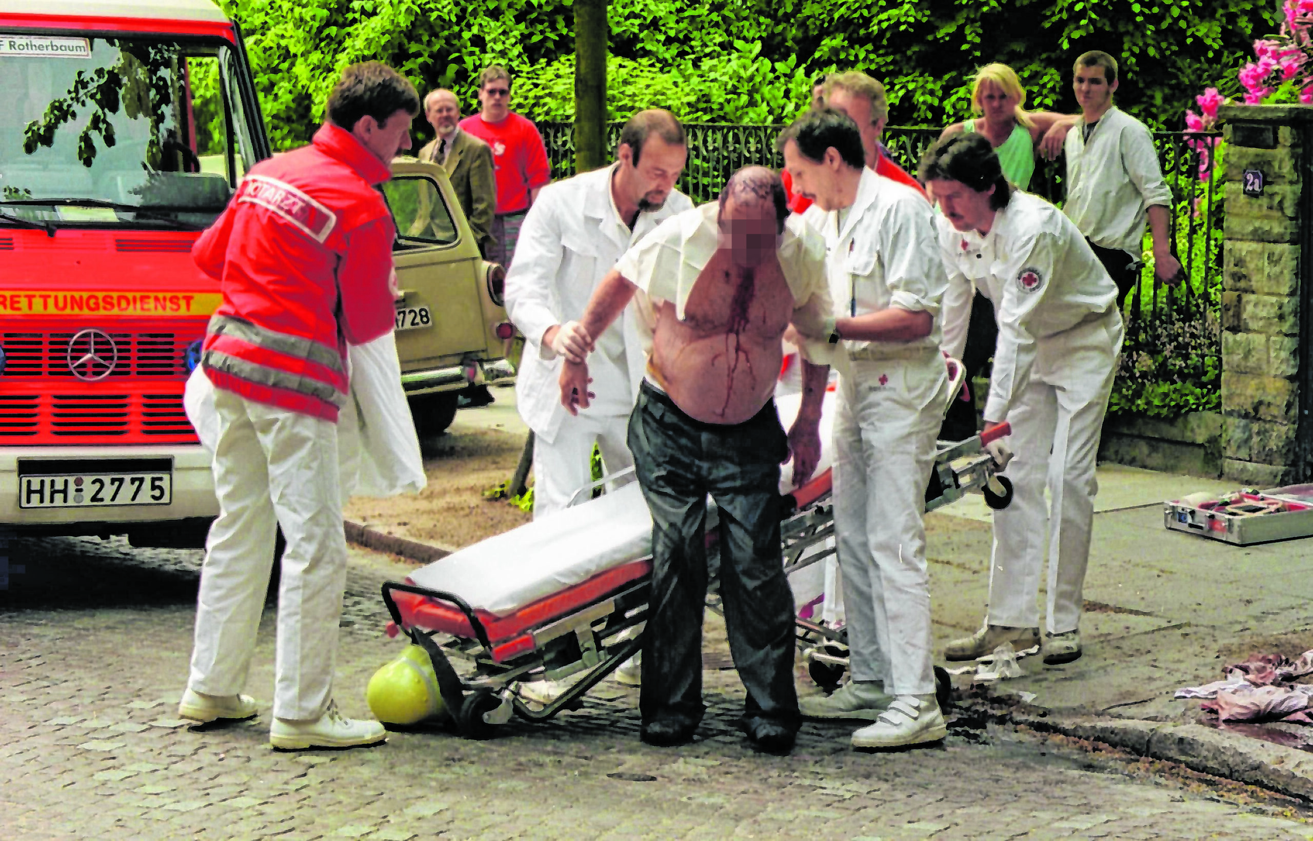 Nach dem Mordanschlag wird Dr. Jens-Peter L. (78) an der Magdalenenstraße von Rettungs-Sanitätern versorgt.