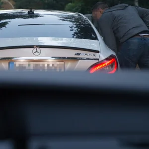 Die Besatzung eines zivilen ProViDa-Wagens überprüft einen Mercedes-Fahrer (Archivbild).