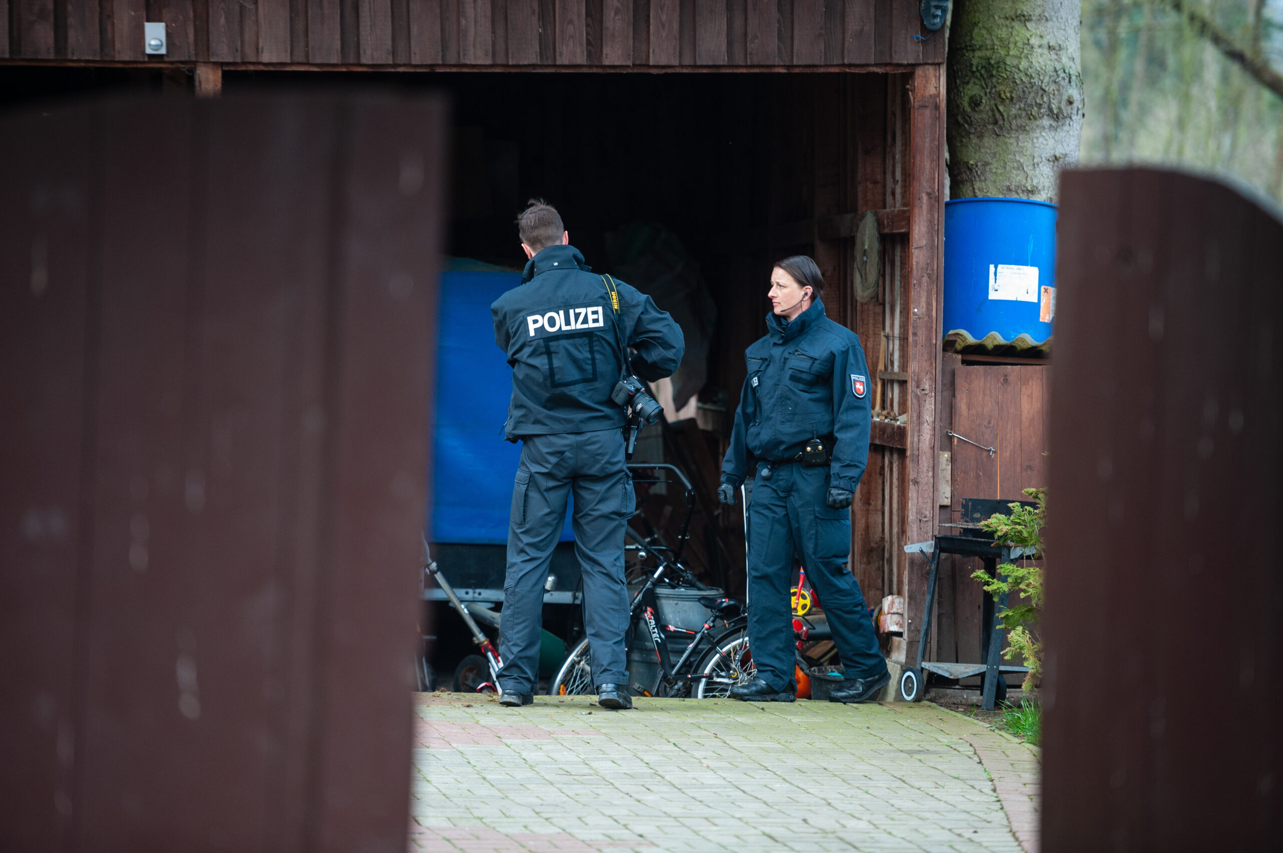 Polizisten durchsuchen ein Grundstück in Wriedel (Niedersachsen)bei einer Razzia wegen des Verdachts des banden- und gewerbsmäßigen Betrugs