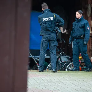 Polizisten durchsuchen ein Grundstück in Wriedel (Niedersachsen)bei einer Razzia wegen des Verdachts des banden- und gewerbsmäßigen Betrugs