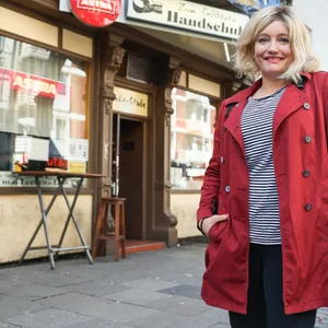 MOPO-Reporterin Miriam Kaefert vor dem Goldenen Handschuh