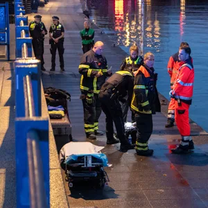 Einsatzkräfte an der Binnenalster in der Hamburger Innenstadt. Sie zogen eine Leiche aus dem Wasser.