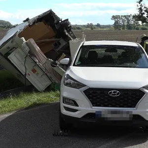 Zwei Insassen eines Wagen mit Wohnanhänger krachten am Sonntaag mit einem Kleinwagen zusammen.