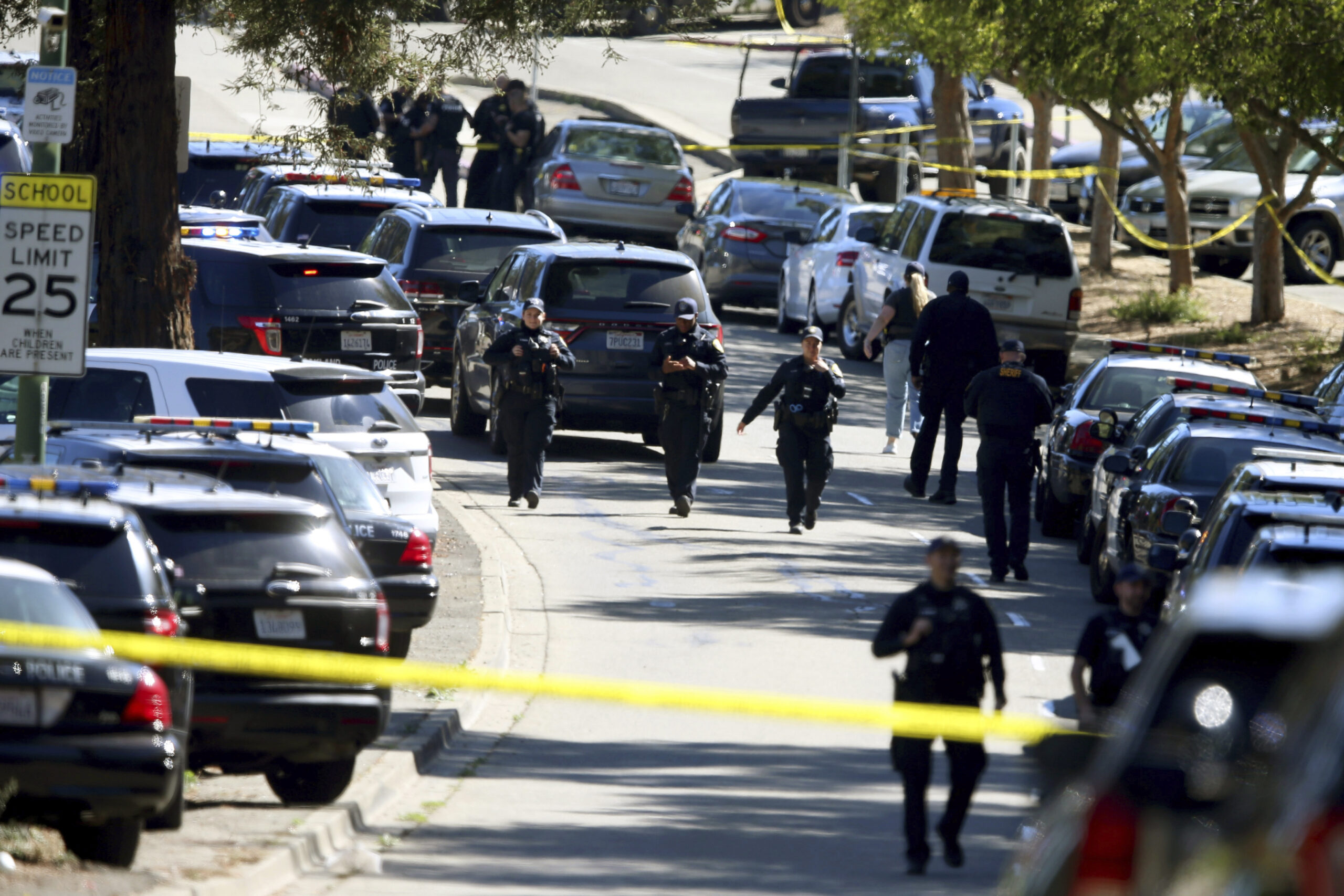 Polizeibeamte im Einsatz auf dem Schulgelände in Oakland. Sechs Menschen wurden durch Schüsse verletzt.