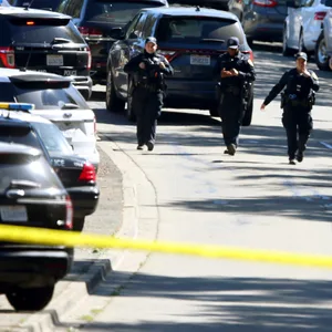 Polizeibeamte im Einsatz auf dem Schulgelände in Oakland. Sechs Menschen wurden durch Schüsse verletzt.