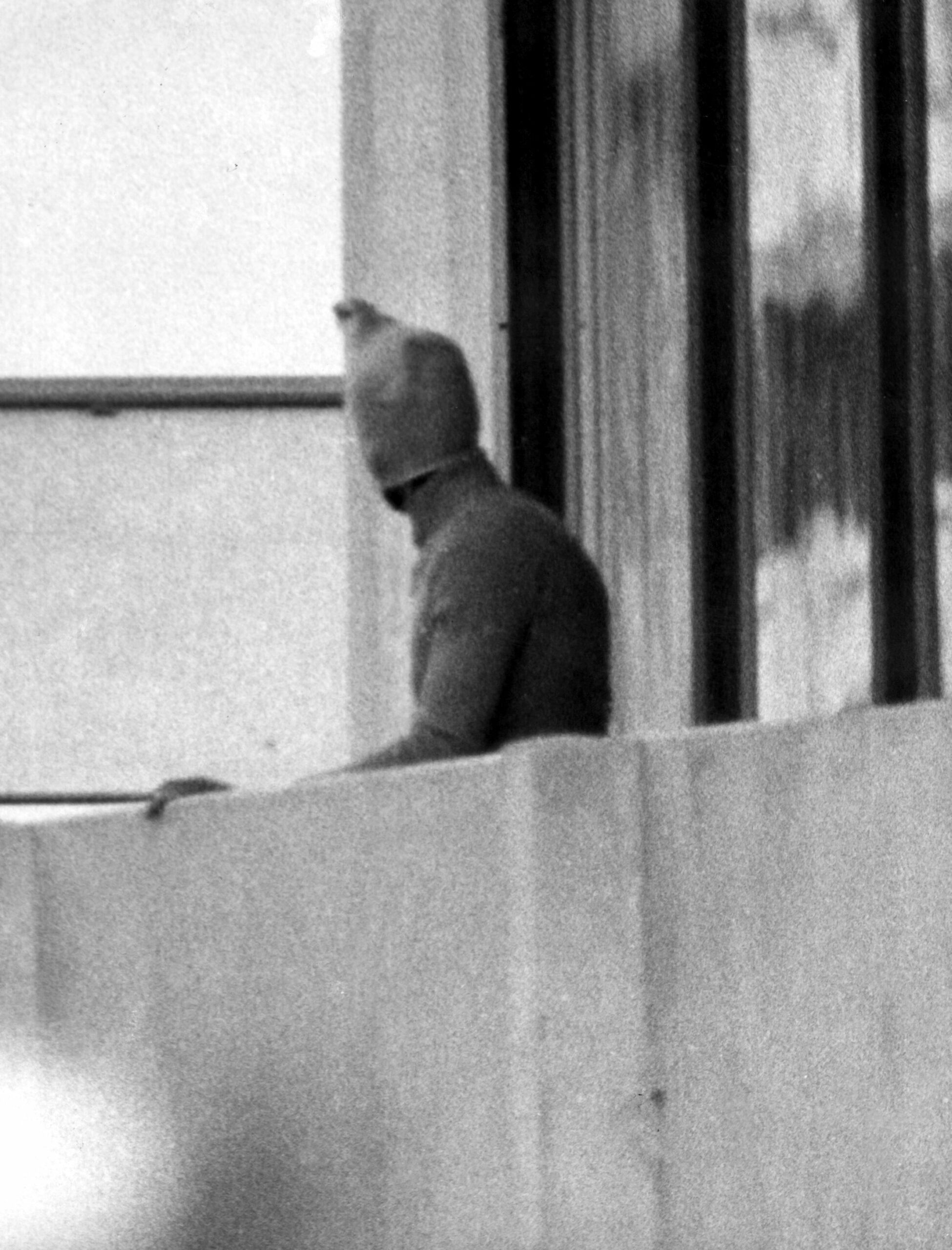 München 1972: Ein vermummter arabischer Terrorist beim Anschlag auf das israelische Mannschaftsquartier im Olympischen Dorf.