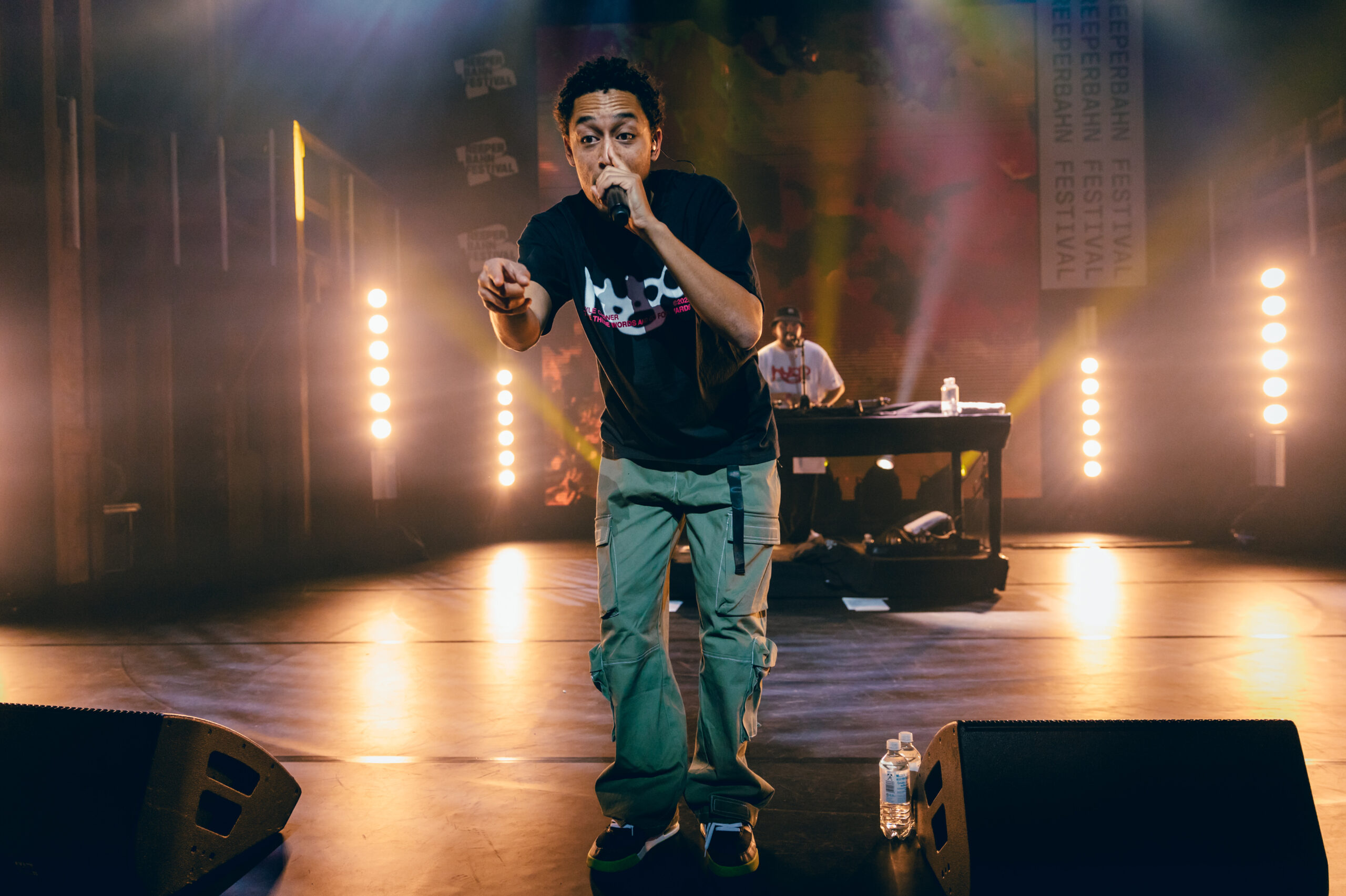 Loyle Carner gestikuliert Richtung Publikum