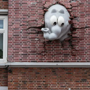 Ein Ottifant schaut durch die Fassade des „Otto Hus“ in Emden (Archivbild). Die Kult-Elefanten von Otto Waalkes stehen nun im Duden.
