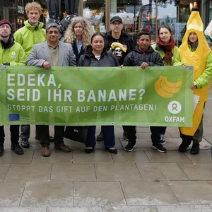 Aktivisten vor dem Edeka nahe der Landungsbrücken.
