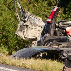 Im Norden: Nach Frontalcrash mit Lkw - Autofahrer in Lebensgefahr