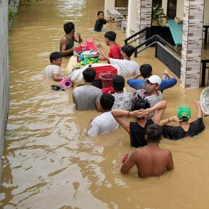 Der Supertaifun „Noru“ hat Straßen in der philippinischen Provinz Bulacan überflutet.