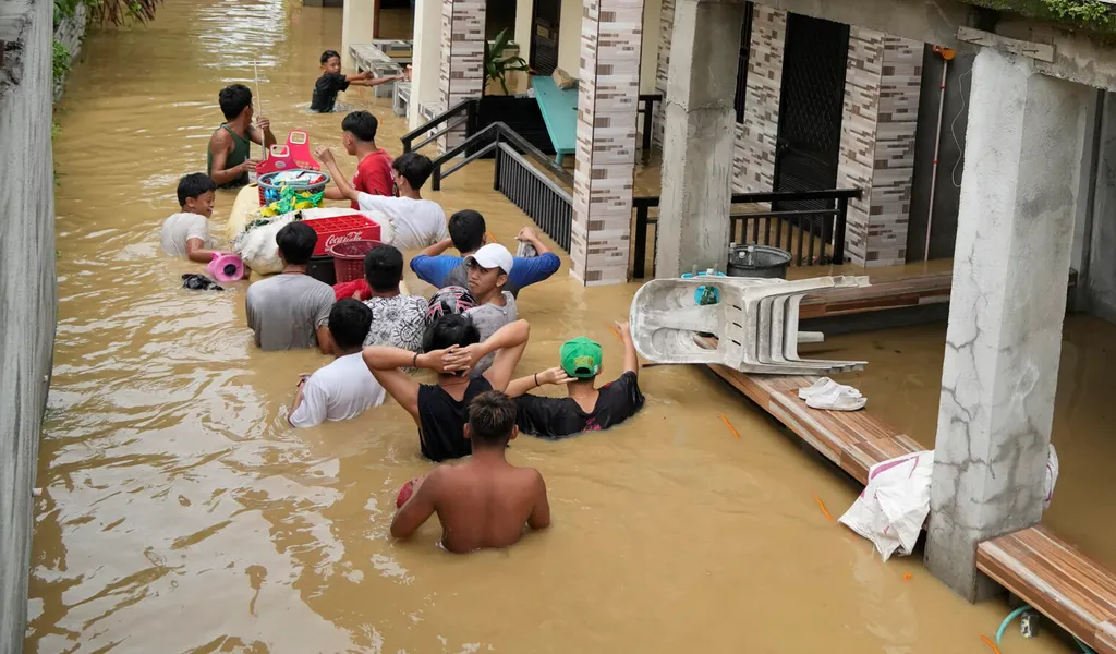 Der Supertaifun „Noru“ hat Straßen in der philippinischen Provinz Bulacan überflutet.