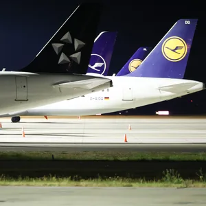 Maschinen der Lufthansa stehen auf dem Rollfeld des Flughafens Hamburg.