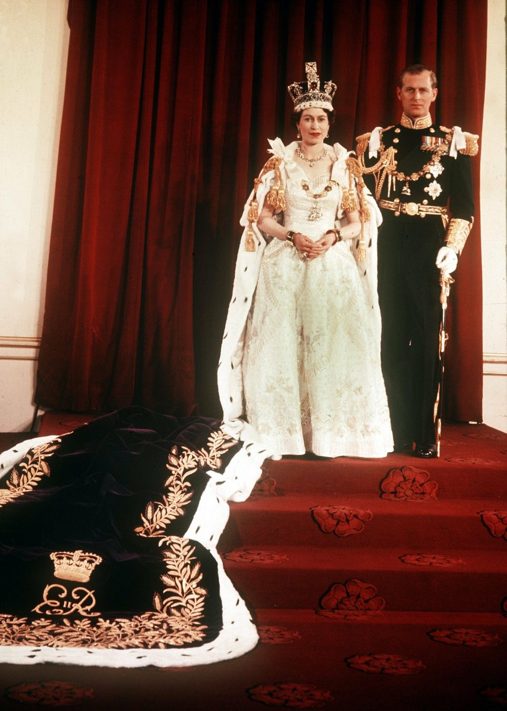 Queen Elizabeth II. nach ihrer Krönung 1953 in London. An ihrer Seite ihr Ehemann Prinz Philip.