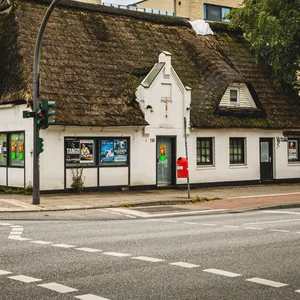 Die alte Schulkate in Lurup verfällt zusehends. Das Reetdach ist durch den langen Leerstand bereits voller Moos.
