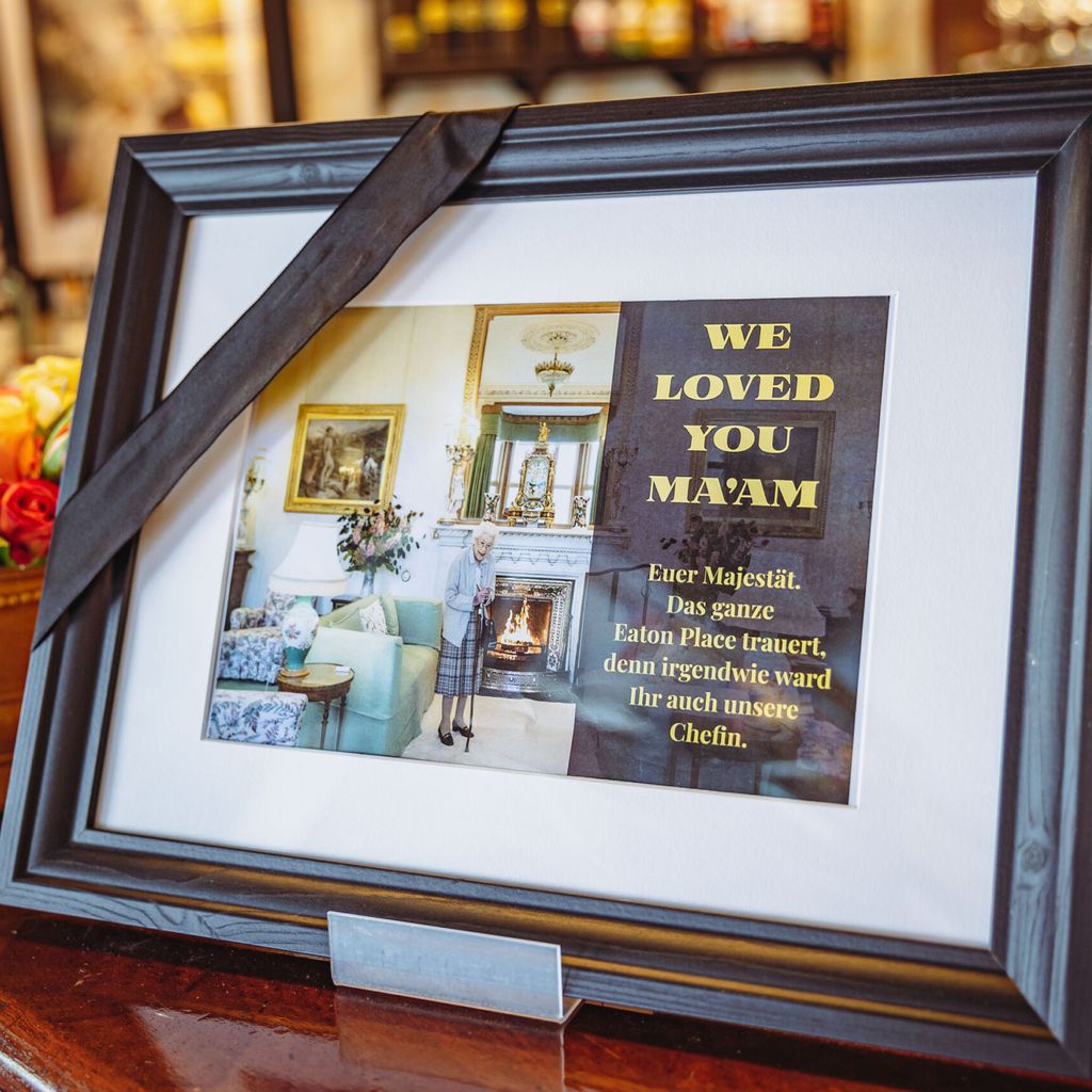 Am Eingang des Cafés „Eaton Place“ steht dieses Bild mit Trauerflor.