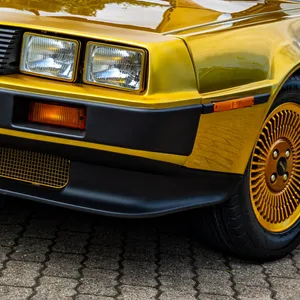 Ein goldener DeLorean mit offenen Türen.
