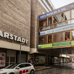 Noch verbindet die Brücke das Karstadt- und das Thalia-Haus in der City. Doch bald ist Schluss.