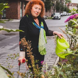 Rahime Sürücü (61) pflanzt und gießt täglich in der neuen Mitte Altona.