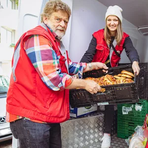 Tafelmitarbeiter Birger Warncke (73) und Foodloose-Mitarbeiterin Kira Loy (27) fahren zusammen Lebensmittel aus.