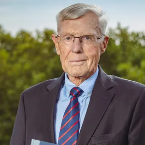 Eugen Block hat seine Notizen aus 60 Jahren Hotel & Gastronomie von Autor Jens Meyer-Odenwald niederschreiben lassen. Der Titel: „Erfahrungsschatz Eugen Block“.