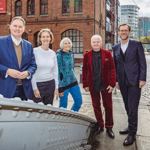 Kultursenator Dr. Carsten Brosda, Judith Rädlein und Margot Reinig vom Kindermuseum, Architekt Ivan Chlumsky und Dr. Andreas Kleinau (HafenCity Hamburg GmbH, v.l.) freuen sich auf das Kinderarchitekturzentrum.