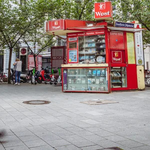 Ein Mini-Lost-Place mitten in der Hamburger City: Der verlassene Kiosk an den Colonnaden.