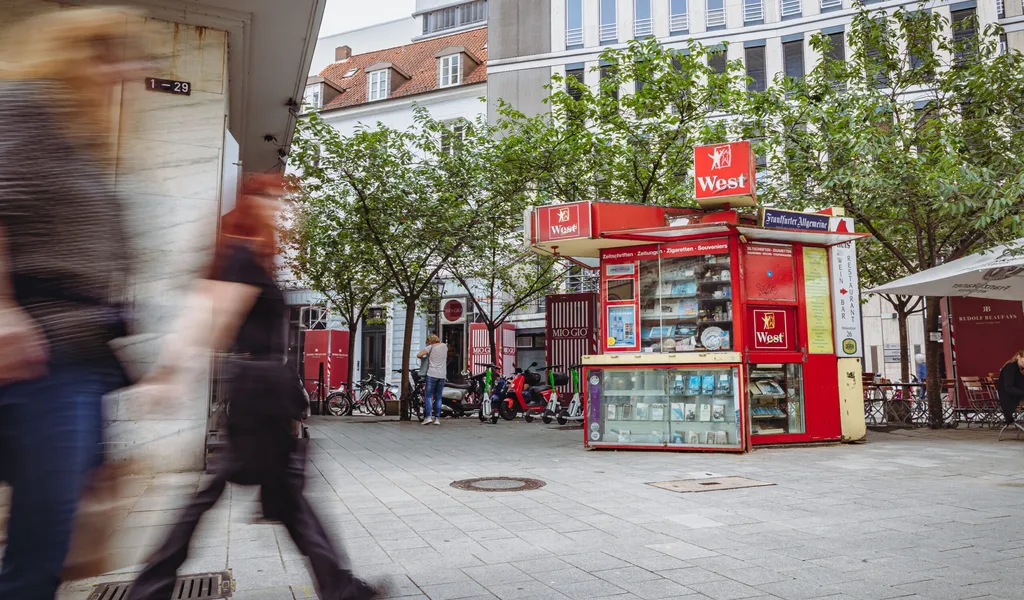 Ein Mini-Lost-Place mitten in der Hamburger City: Der verlassene Kiosk an den Colonnaden.
