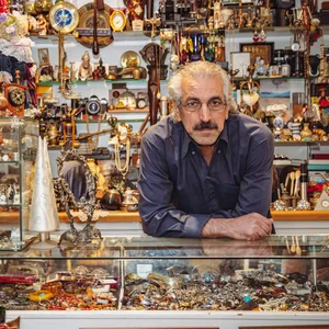 Goldschmied Mohammed Shafaad in seinem Geschäft in der Danziger Straße. Er muss den Laden räumen.